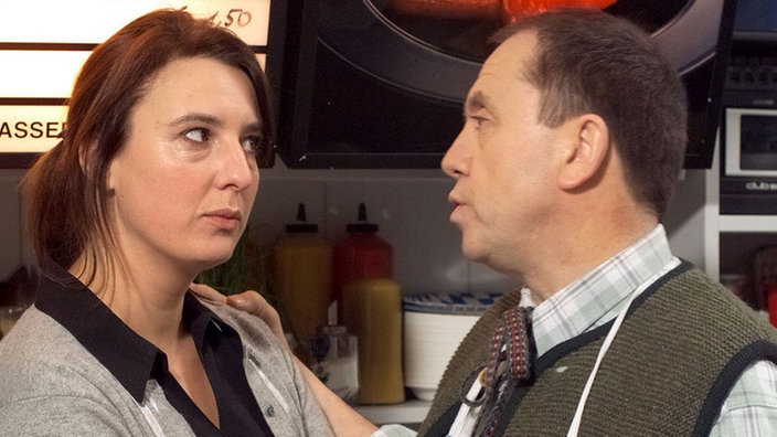 Ines (Birgitta Weizenegger) wird hellhörig: Olaf (Franz Rampelmann) verstrickt sich immer mehr in Widersprüche.