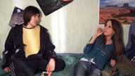 Irina und Tom kiffen zusammen einen Joint