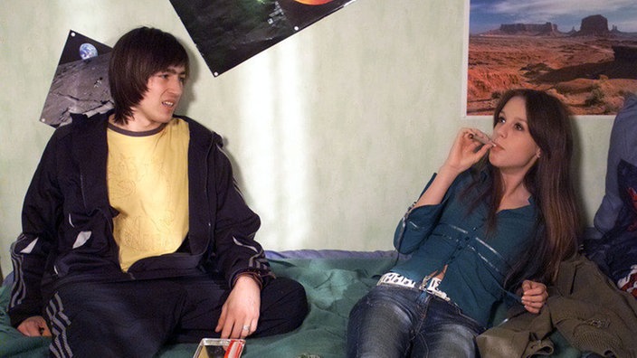 Irina und Tom kiffen zusammen einen Joint