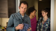 Iris, Alex und Lara stehen in der Küche