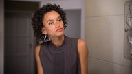 Iris betrachtet sich im Spiegel