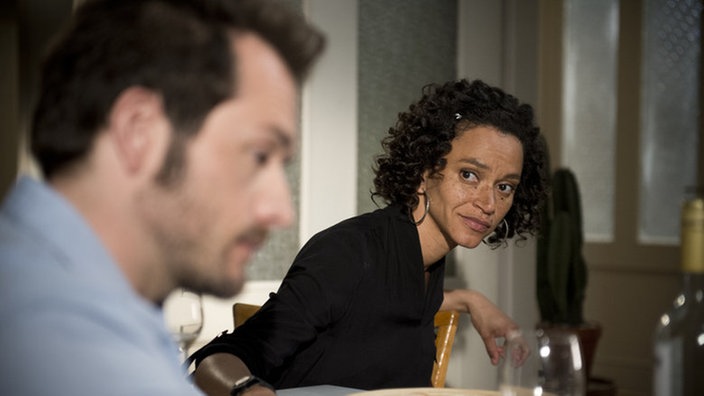 Iris guckt Alex skeptisch an
