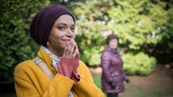 Iris steht vorfreudig im Park