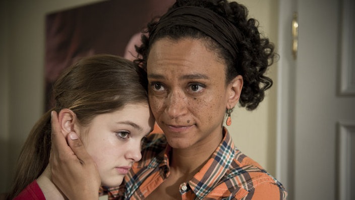 Iris tröstet Lara