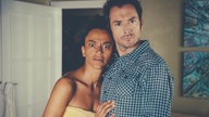 Iris und Alex gucken entsetzt in die Kamera