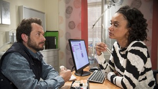 Iris und Alex reden in der Praxis