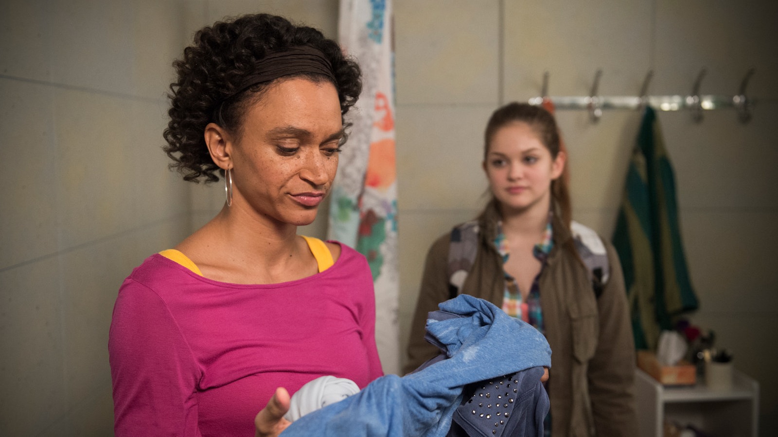 Iris und Lara begutachten die Wäsche