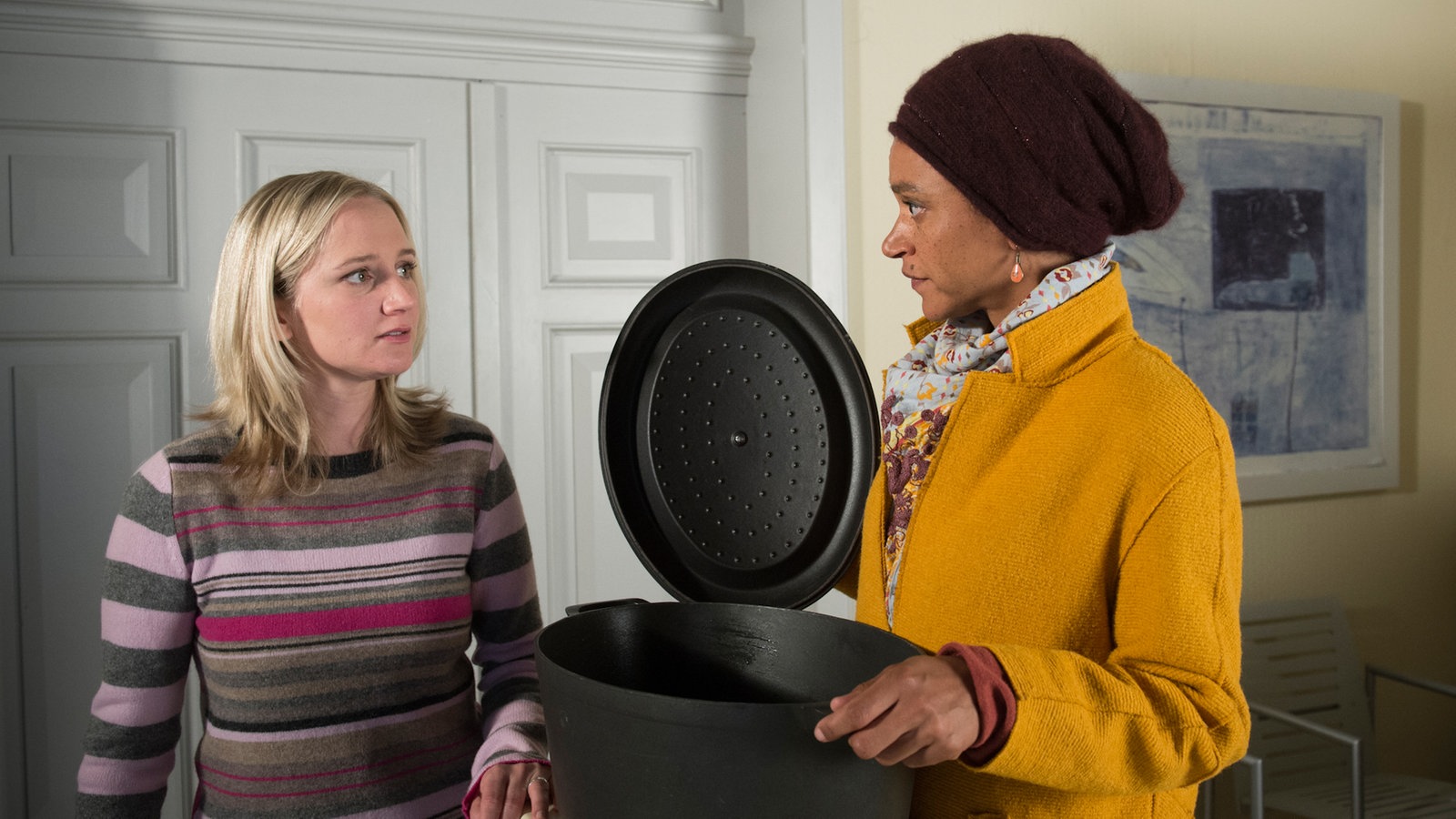 Iris und Lisa stehen mit einem großen Topf in der Praxis
