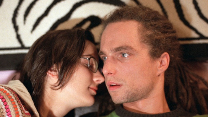 Isabell (Steffi Mühlhan) macht sich an Momo (Moritz Zielke) heran. Dessen Begeisterung hält sich indes in Grenzen.