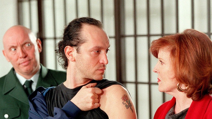 Isolde (Marianne Rogée) besucht Fausto (Antonio Paradiso, Mi) im Gefängnis.