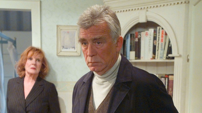 Isolde (Marianne Rogée) hat sich wegen des Unfalls mit Fahrerflucht selbst angezeigt. Bruno (Heinz Marecek) hingegen denkt an Flucht.