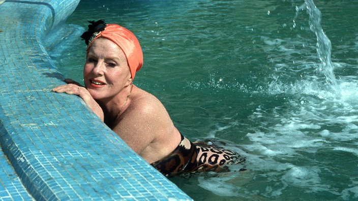 Isolde (Marianne Rogée) hofft, Enrico auf Ischia endlich zu finden.