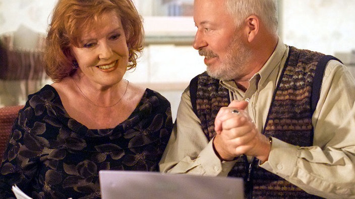 Isolde (Marianne Rogée) ist glücklich: Dank Schiller (Bill Mockridge) und seinem Hausmeister-Laptop ist das 21. Jahrhundert auch ins Haus Nr. 3 eingekehrt.