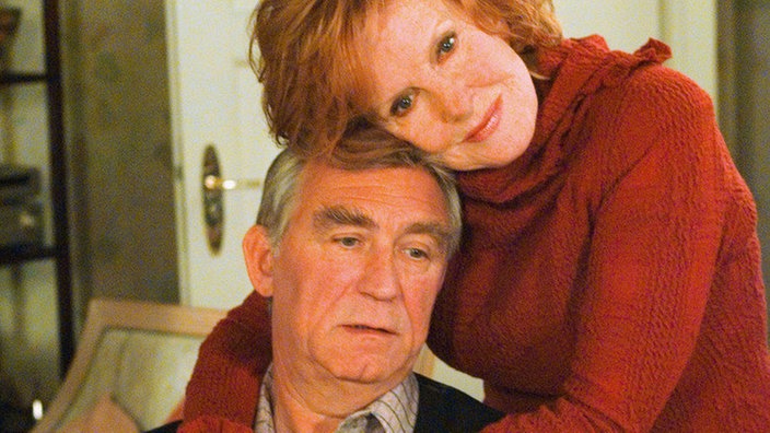 Isolde (Marianne Rogée) ist stolz auf ihren Bruno (Heinz Marecek), der endlich seine Fahrerflucht beichten will.
