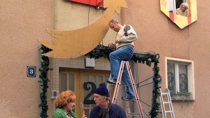 Isolde (Marianne Rogée, links) und Bruno (Heinz Marecek) freuen sich auf den "lebenden Adventskalender", für den Hajo (Knut Hinz, hinten) die Lichter installiert.