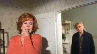 Isolde (Marianne Rogée) macht Bruno (Heinz Marecek) eine Szene. Er soll sich endlich zu seiner Schuld an dem Autounfall bekennen.
