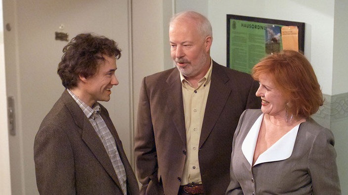 Isolde (Marianne Rogée) meint, dass der TÜV-Gutachter Marek (Janusch Chichocki, links) hervorragend zu Urszula passen würde. Erich (Bill Mockridge) hat da seine Zweifel.