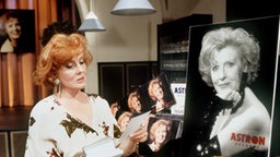 Isolde (Marianne Rogée) präsentiert im "Akropolis" ihre erste Schallplatte.