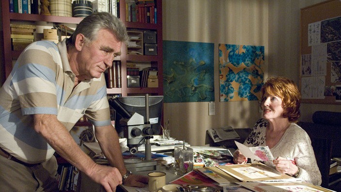Isolde (Marianne Rogée) und Bruno (Heinz Marecek) durchforsten die Wohnung des verstorbenen Professors und stoßen auf interessante Unterlagen.