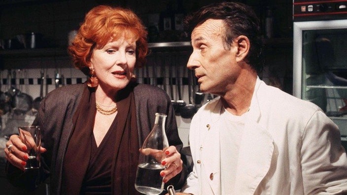 Isolde (Marianne Rogée) und Enrico (Guido Gagliardi) haben etwas zu feiern: Der Abend war ein voller Erfolg.