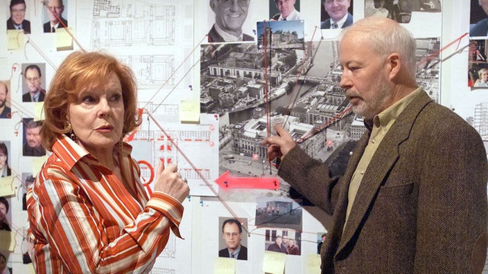 Isolde (Marianne Rogée) und Erich (Bill Mockridge) machen in der Wohnung des Arabers eine interessante Entdeckung.