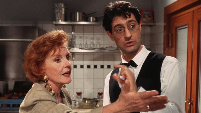 Isolde (Marianne Rogeé) und Paolo (Sigo Lorfeo) glauben, dass es sich bei den beiden Herren im Restaurant um Kritiker der Zeitschrift "Besser essen" handelt.