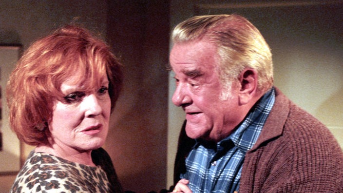 Isolde (Marianne Rogée) weint sich bei Egon (Wolfgang Grönebaum) aus: Heute läuft bei ihr aber auch alles schief.