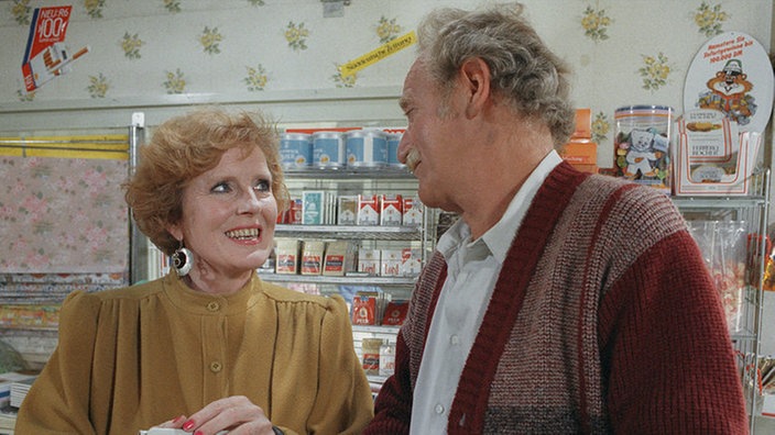 Isolde Panowak (Marianne Rogée) besucht Gottlieb Griese (Fritz Bachschmidt) in seinem Kiosk.