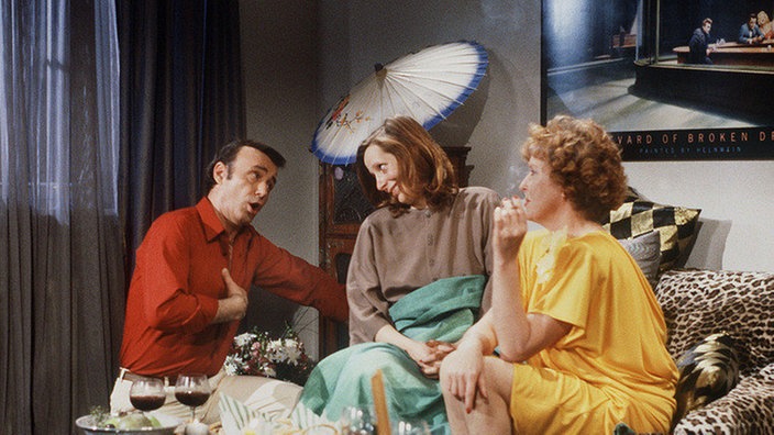Isolde Panowak (Marianne Rogée, rechts) ist zurückgekehrt. Ihr Freund, der Italiener Enrico (Guido Gagliardi), versteht es Bianca Guther (Annette Kreft) aufzumuntern.