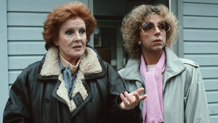 Isolde Pavarotti (Marianne Rogee) und Berta Griese (Ute Mora, rechts) treffen sich auf der Straße.