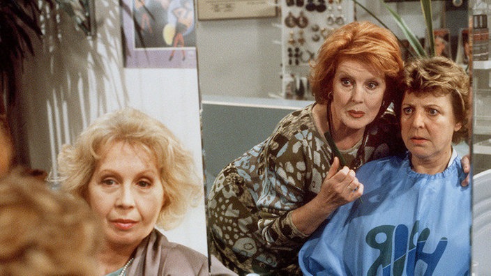 Isolde Pavarotti und Ingeborg versuchen Helag Beimer für eine Idee zu gewinnen(v.l.: Kristina Walter, Marianne Rogeé und Marie-Luise Marjan)