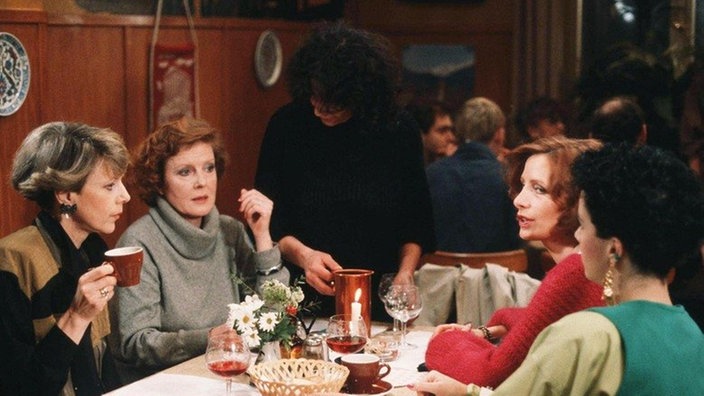 Isolde trifft sich mit Elisabeth, Bianca und Beate im "Akropolis", um die Zukunft des Friseursalons zu besprechen (v.l.: Dagmar Hessenland, Marianne Rogée, Annette Krefft und Susanne Gannott).