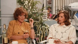 Isolde und Bianca sitzen im Friseursalon