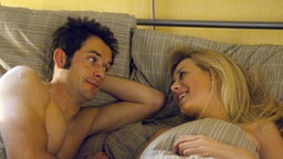 Ist es Liebe? Josi (Clara Dolny) und Alex (Joris Gratwohl) treffen sich zu intimen Schäferstündchen.