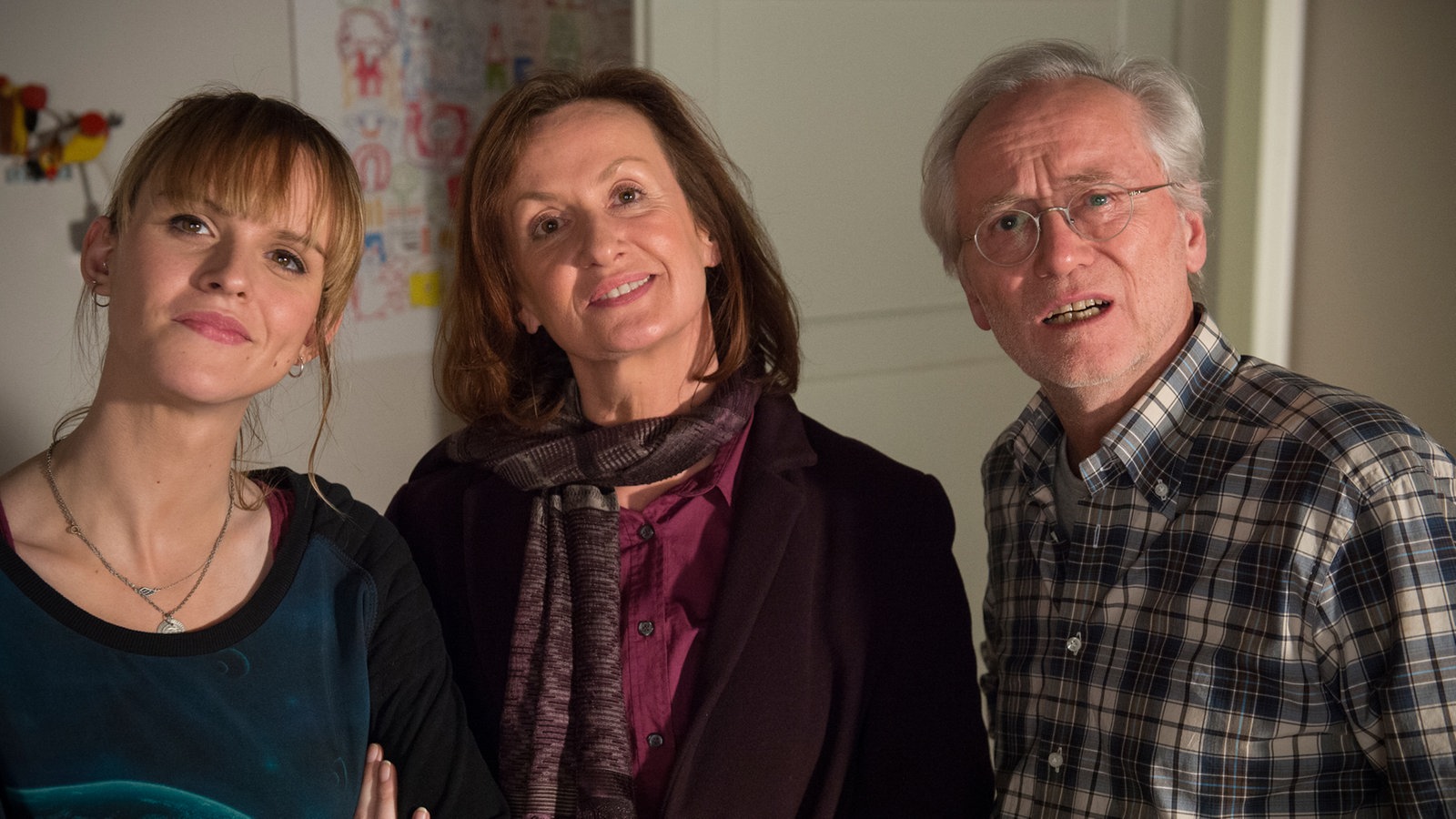 Jack, Anna und Hans schauen sich etwas an