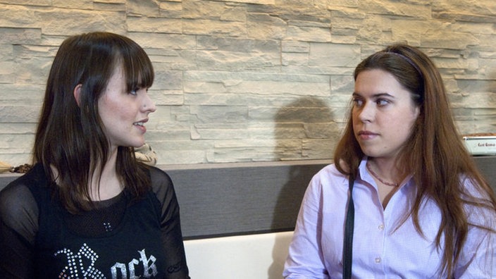 Jack (Cosima Viola) erzählt Sarah (Julia Stark, rechts)  , dass sie sich Sorgen um Dressler macht.