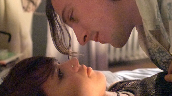 Jack (Cosima Viola) hat es geschafft, Mikis (Markus Anton) für ein Schäferstündchen zu gewinnen. Der ist mit seinen Gedanken aber schon woanders.