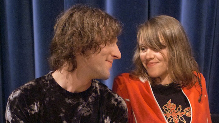 Jack (Cosima Viola) hat Mikis (Markus Anton) eine neue Gitarre gekauft und wähnt sich nun am Ziel ihrer (Liebes-)Wünsche.