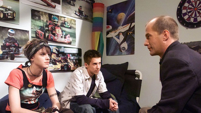 Jack (Cosima Viola, links) und Felix (Marc-Oliver Moro, Mitte) versuchen, aus Carsten (Georg Uecker) noch mehr Informationen über Sonias Tod heraus zu holen.
