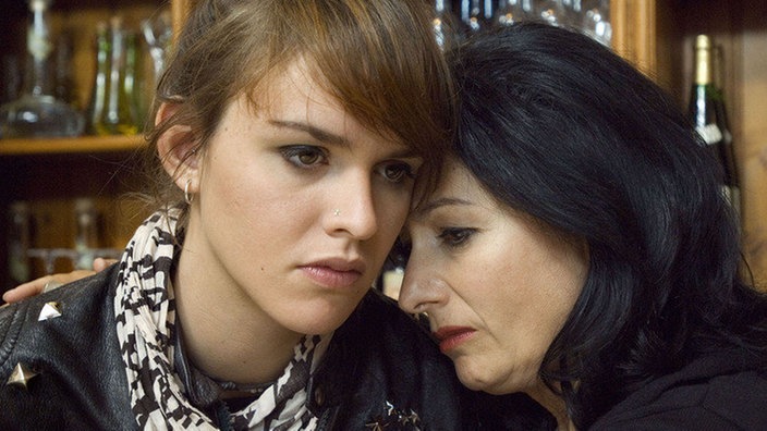 Jack (Cosima Viola, links) und Sabrina (Susanna Capurso) trauern um Roberto. Der verunglückte vor knapp einem Jahr mit dem Motorrad.