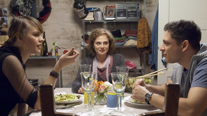 Jack (Cosima Viola, links) versucht alles, damit sich Nastya (Anja Antonowicz) und Enzo (Toni Snetberger) endlich näher kommen.