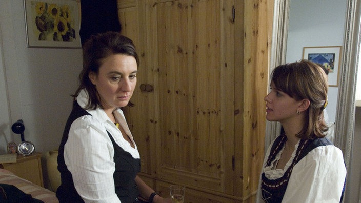 Jack (Cosima Viola, rechts) freut sich auf den Faschingsball. Ines (Birgitta Weizenegger) ist weniger fröhlich – sie sorgt sich um Olaf.