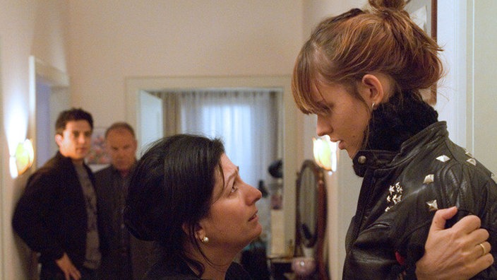 Jack (Cosima Viola, rechts) kann die Rückschau auf Roberto nicht ertragen und will die Wohnung verlassen; Sabrina (Susanna Capurso) hält sie zurück (links: Toni Snetberger, Knut Hinz).
