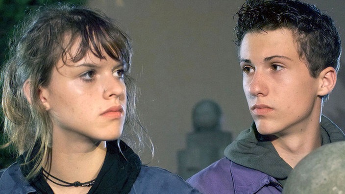 Jack (Cosima Viola) und Felix (Marc-Oliver Moro) spionieren die Villa Dressler aus. Sie planen einen Überfall auf den alten Doktor.