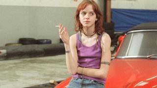 Jack lehnt sich an ein Auto