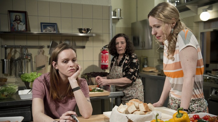 Jack sitzt traurig in der Küche bei Elena und Sandra
