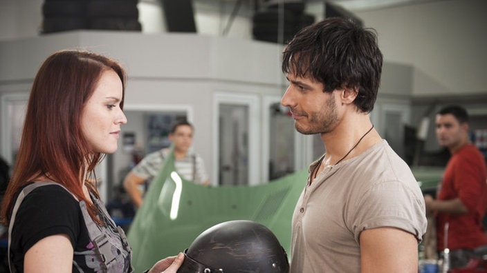 Jack und der Biker flirten in der Werkstatt
