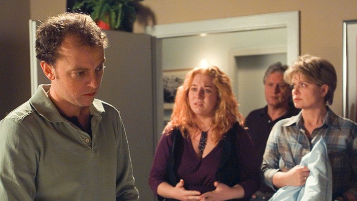 Jan (Philipp Brammer, links) sucht Unterschlupf bei Gabi (Andrea Spatzek, rechts) und Andy (Jo Bolling). Iffi (Rebecca Siemoneit-Barum) versucht, ihn zur Rückkehr zu bewegen.