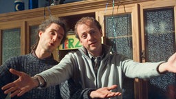 Jan und Momo halten die Arme hoch