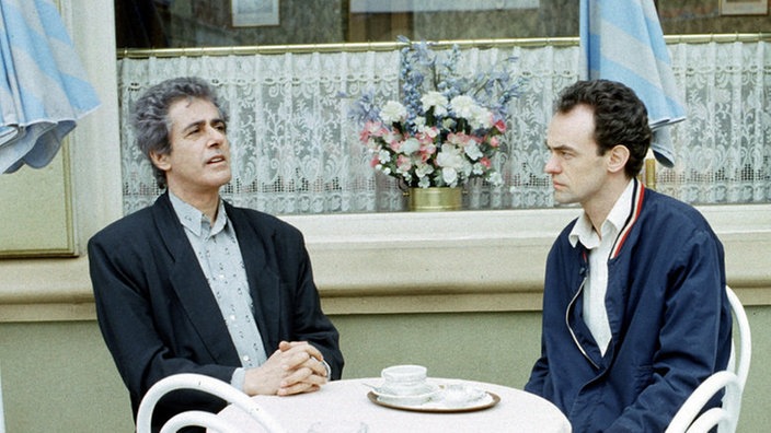 Jean-Luc (Gerard Herold, links) spricht mit Matthias (Manfred Schwabe) über Dominique.